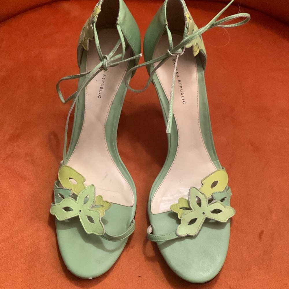 🎉HOST PICK🎉 Banana Republic Cut Out Floral Detail Sandals